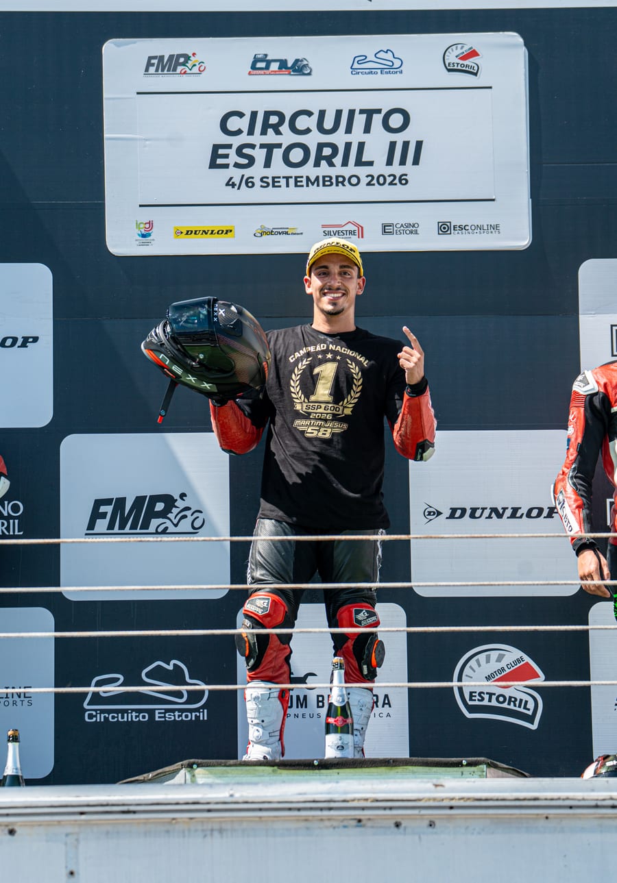 O Martim no lugar mais alto do pódio do Estoril, com a camisola de campeão e o capacete NEXX na mão