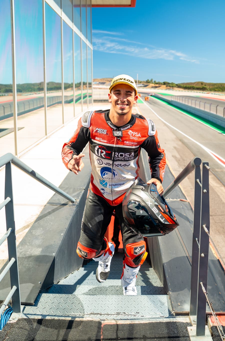 O Martim Jesus a sorrir, de fato de corrida, com o capacete NEXX X.R3R PRO FIM EVO na mão