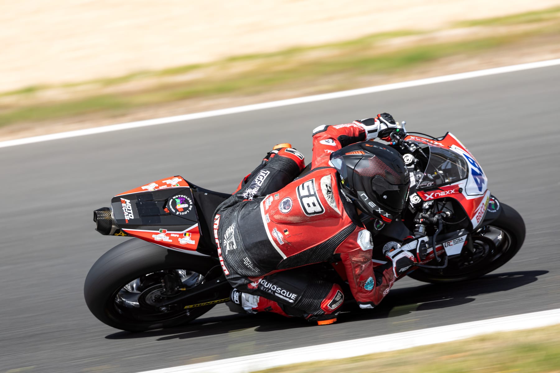 O Martim em curva no Estoril, com o capacete NEXX X.R3R PRO FIM EVO